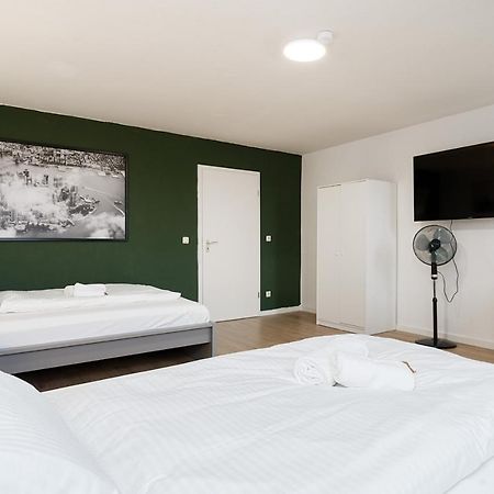 Einfach Aber Sehr Komfortabel - Wohnung Fuer 6 Personen - 2Xwc - Grupen, Messe, Monteure, Studenten - Voll Ausgestattet - 6 Betten 140X200Cm Hochwertig, 3 Smart-Tv 55 Zoll Netflix, 1000 Mbit Wlan, Voll Ausgestattete Kueche ดุยส์บูร์ก ภายนอก รูปภาพ