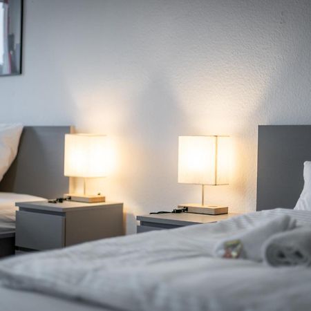 Einfach Aber Sehr Komfortabel - Wohnung Fuer 6 Personen - 2Xwc - Grupen, Messe, Monteure, Studenten - Voll Ausgestattet - 6 Betten 140X200Cm Hochwertig, 3 Smart-Tv 55 Zoll Netflix, 1000 Mbit Wlan, Voll Ausgestattete Kueche ดุยส์บูร์ก ภายนอก รูปภาพ