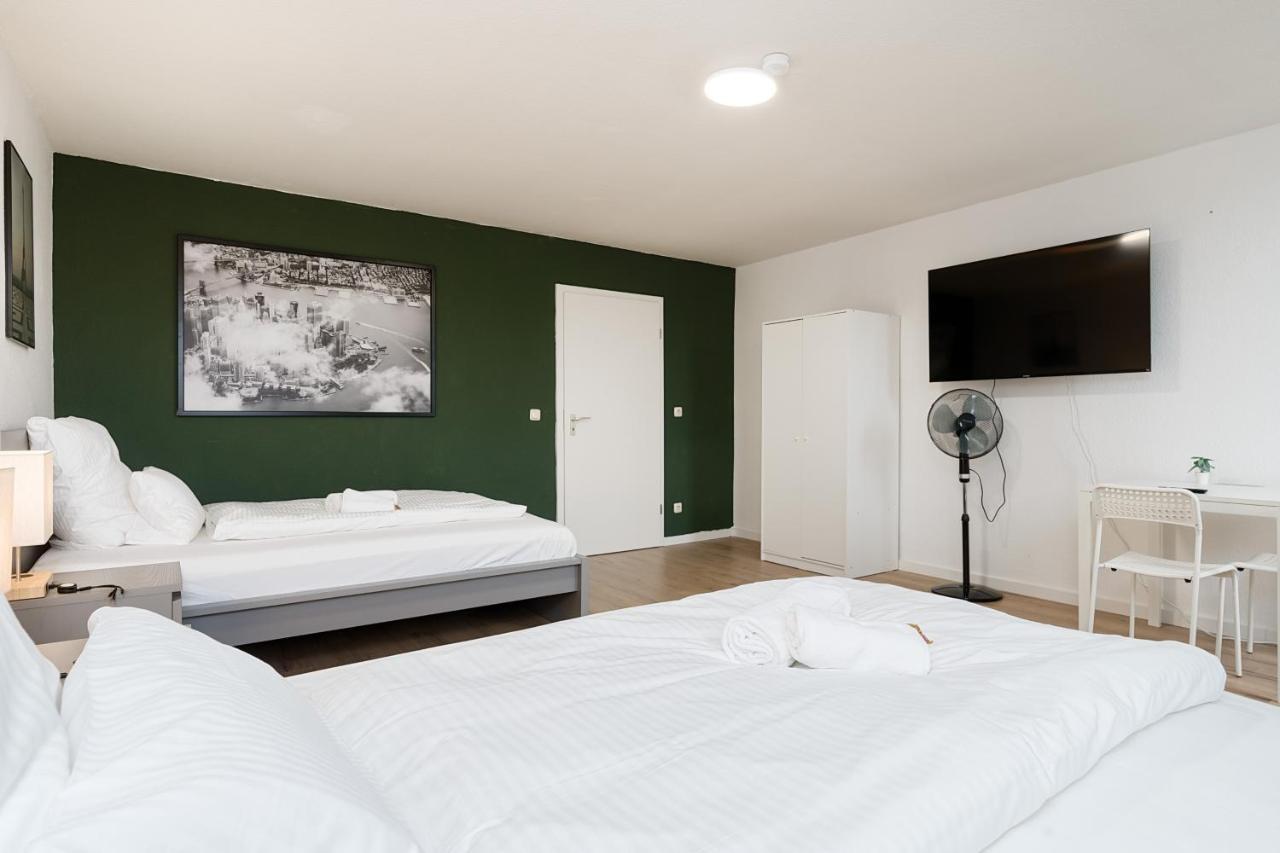 Einfach Aber Sehr Komfortabel - Wohnung Fuer 6 Personen - 2Xwc - Grupen, Messe, Monteure, Studenten - Voll Ausgestattet - 6 Betten 140X200Cm Hochwertig, 3 Smart-Tv 55 Zoll Netflix, 1000 Mbit Wlan, Voll Ausgestattete Kueche ดุยส์บูร์ก ภายนอก รูปภาพ