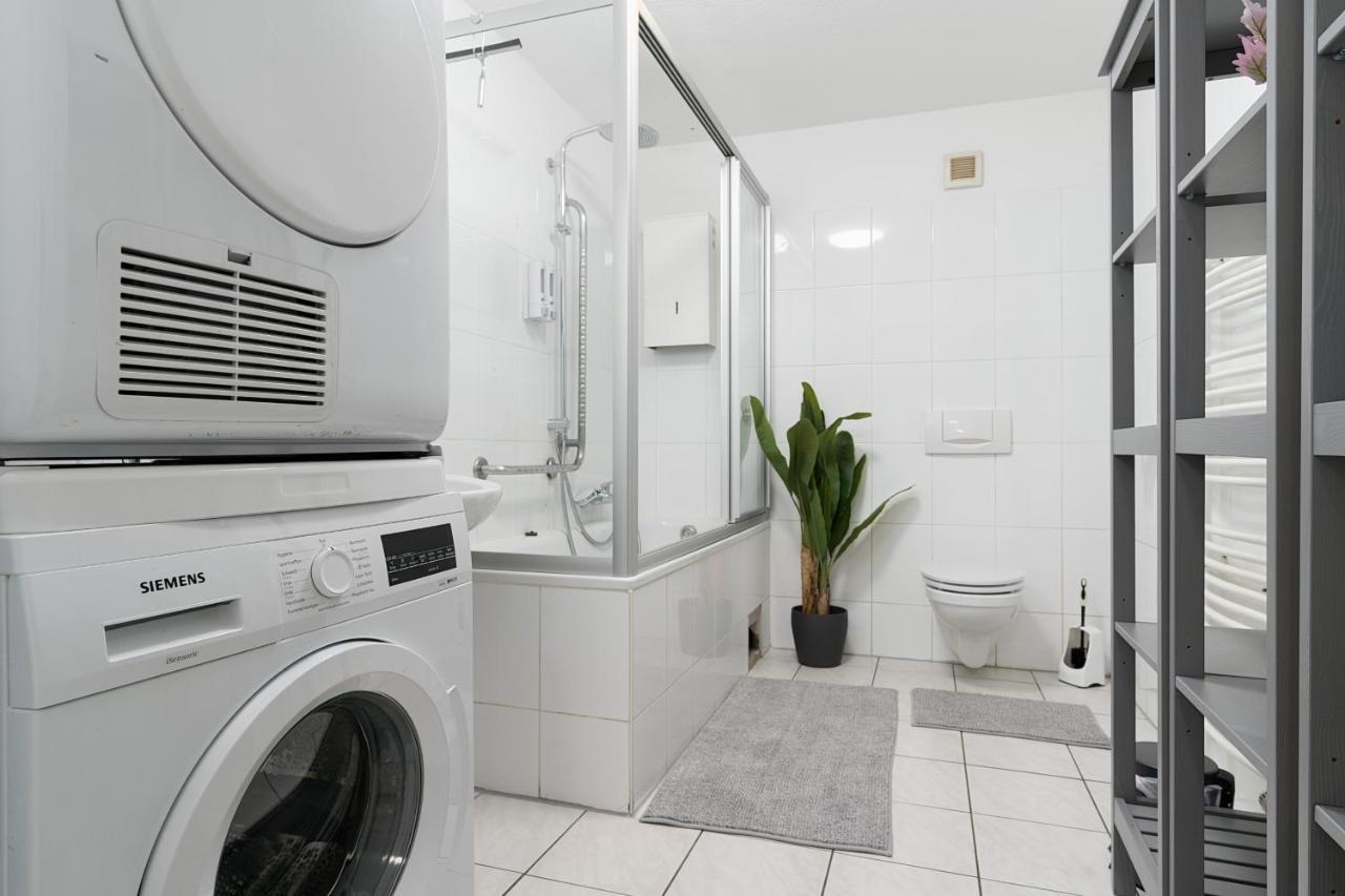 Einfach Aber Sehr Komfortabel - Wohnung Fuer 6 Personen - 2Xwc - Grupen, Messe, Monteure, Studenten - Voll Ausgestattet - 6 Betten 140X200Cm Hochwertig, 3 Smart-Tv 55 Zoll Netflix, 1000 Mbit Wlan, Voll Ausgestattete Kueche ดุยส์บูร์ก ภายนอก รูปภาพ