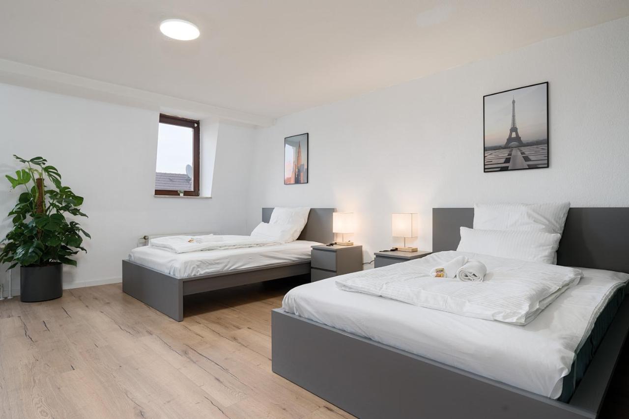 Einfach Aber Sehr Komfortabel - Wohnung Fuer 6 Personen - 2Xwc - Grupen, Messe, Monteure, Studenten - Voll Ausgestattet - 6 Betten 140X200Cm Hochwertig, 3 Smart-Tv 55 Zoll Netflix, 1000 Mbit Wlan, Voll Ausgestattete Kueche ดุยส์บูร์ก ภายนอก รูปภาพ