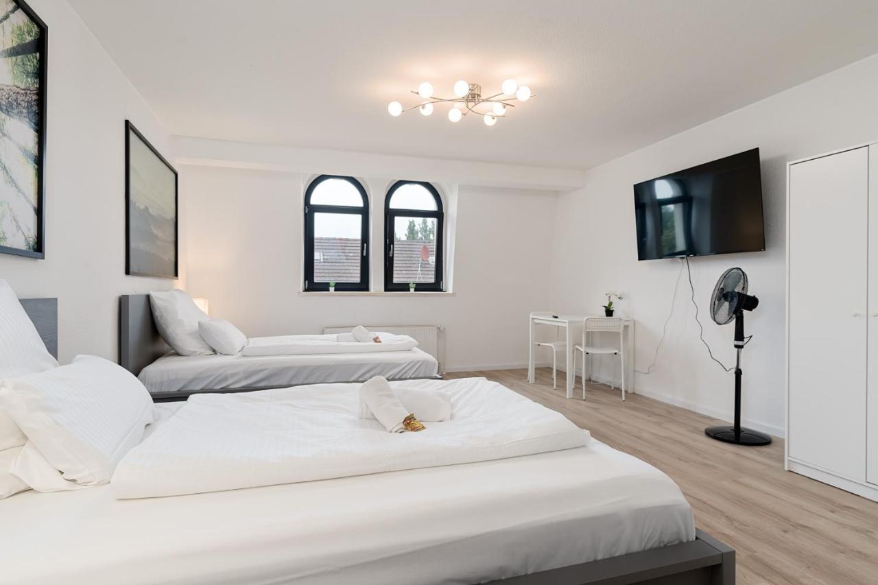 Einfach Aber Sehr Komfortabel - Wohnung Fuer 6 Personen - 2Xwc - Grupen, Messe, Monteure, Studenten - Voll Ausgestattet - 6 Betten 140X200Cm Hochwertig, 3 Smart-Tv 55 Zoll Netflix, 1000 Mbit Wlan, Voll Ausgestattete Kueche ดุยส์บูร์ก ภายนอก รูปภาพ