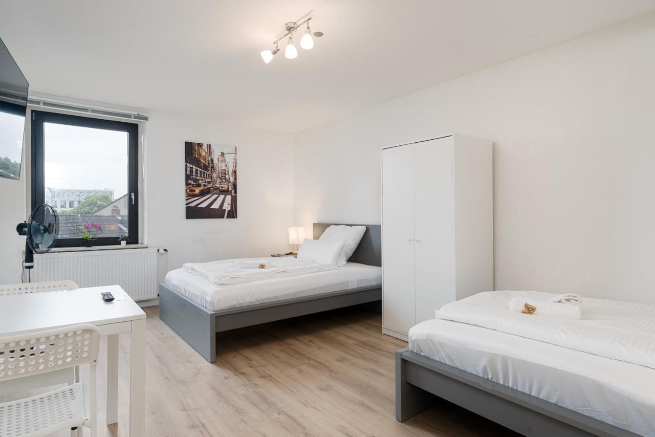 Einfach Aber Sehr Komfortabel - Wohnung Fuer 6 Personen - 2Xwc - Grupen, Messe, Monteure, Studenten - Voll Ausgestattet - 6 Betten 140X200Cm Hochwertig, 3 Smart-Tv 55 Zoll Netflix, 1000 Mbit Wlan, Voll Ausgestattete Kueche ดุยส์บูร์ก ภายนอก รูปภาพ