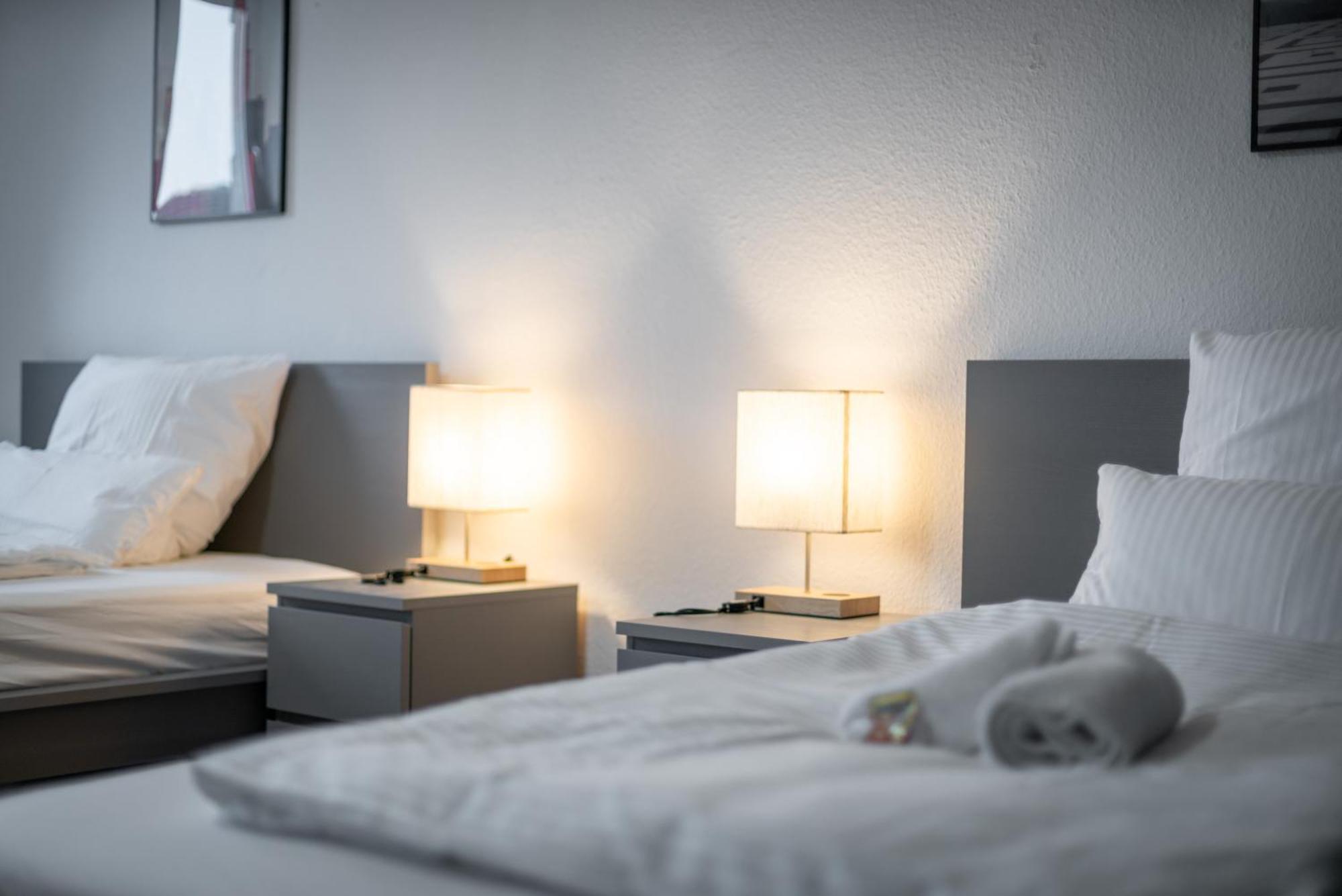 Einfach Aber Sehr Komfortabel - Wohnung Fuer 6 Personen - 2Xwc - Grupen, Messe, Monteure, Studenten - Voll Ausgestattet - 6 Betten 140X200Cm Hochwertig, 3 Smart-Tv 55 Zoll Netflix, 1000 Mbit Wlan, Voll Ausgestattete Kueche ดุยส์บูร์ก ภายนอก รูปภาพ